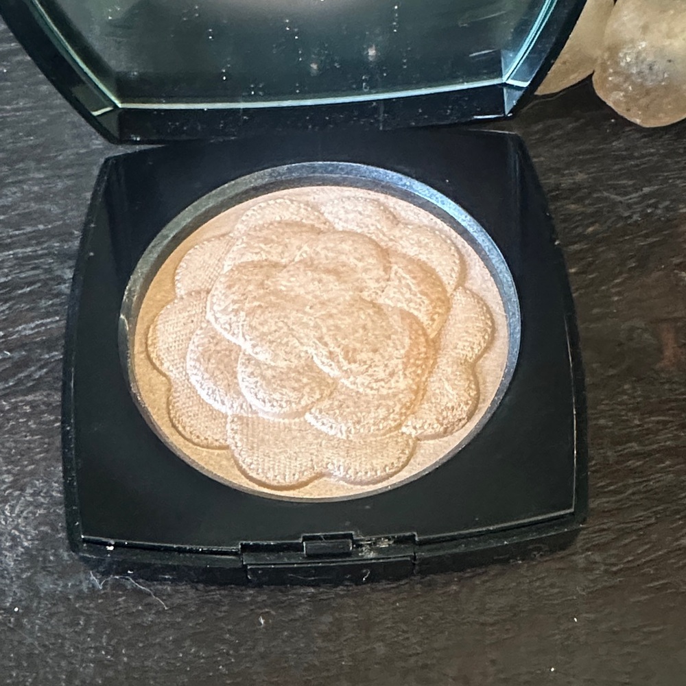 CHANEL Radiant Gold Highlighter